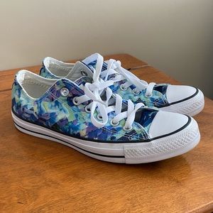 Women’s size 8 Converse Chuck Taylor Sneakers
